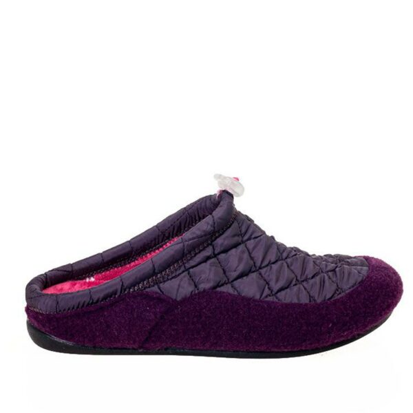 Zapatillas de casa de mujer destalonadas con tela anorak acolchada en morado. Parte inferior en felpa. Se adapta perfectamente al pie y es muy cómoda gracias a su suela flexible y ligera.