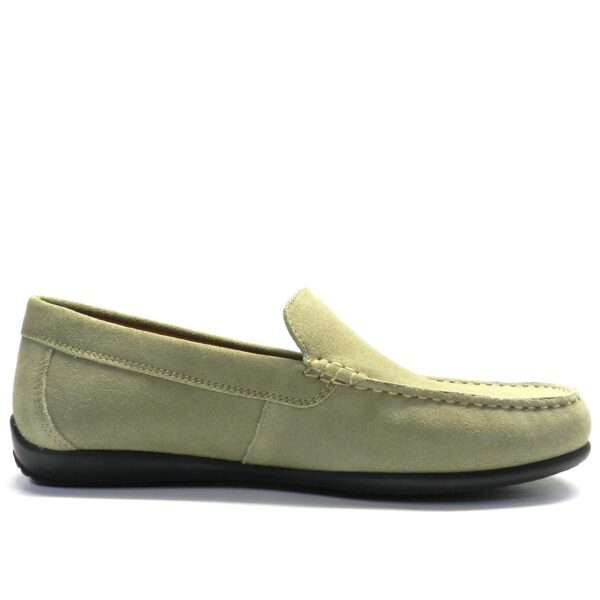 Mocasín para hombre de la marca Geox, modelo U020WA. Mocasín de estilo informal y confort superior elaborado en piel gamuzada de color arena. Estos zapatos son flexibles y durables, con una excelente adherencia incluso en el área del talón. El forro y la plantilla de piel aumentan la transpirabilidad y la sensación de pies secos, para un mayor bienestar. Indispensables en el armario de cualquier hombre.