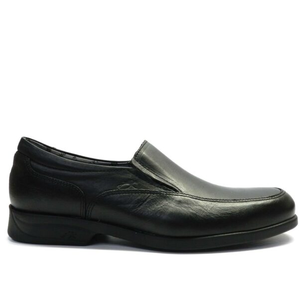 Mocasín para hombre de la marca Fluchos, modelo 8902 Maitre en color negro. Abotinado con gomas laterales, muy duraderos y cómodos. Zapato ideal para quien esta muchas horas de pie y busca comodidad.