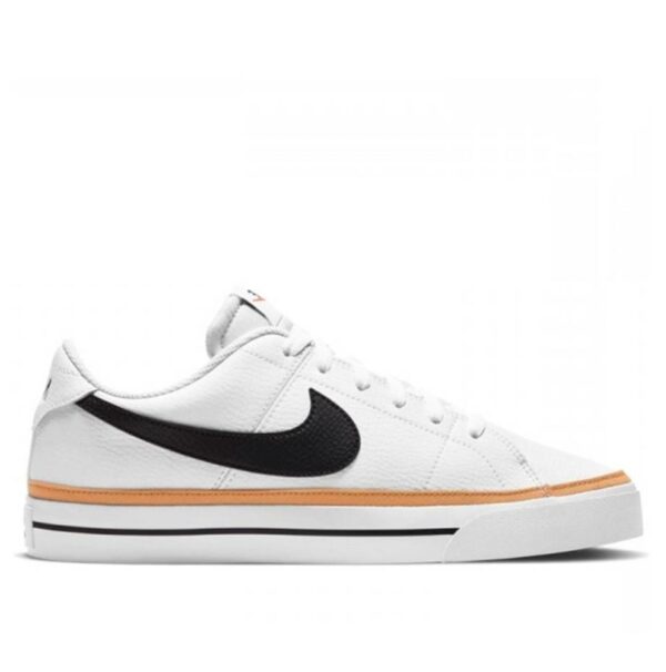 Zapatillas de la marca Nike, modelo Court Legacy en color blanco. Zapatillas deportivas en piel blanca, impecable y duradera. Costuras intrincadas tipo tenis. Ribete de lona en la mediasuela. Suela exterior de goma y logo en el lateral de color negro.