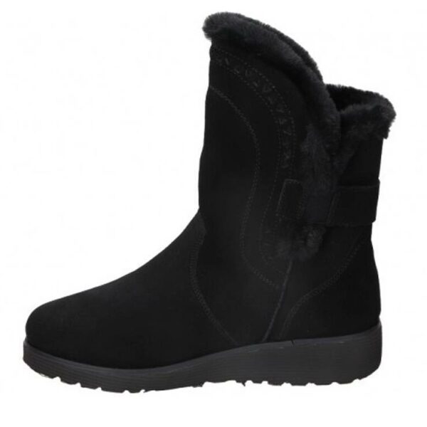 Bota de la marca Skechers, modelo 49811 en color negro. Bota de caña media de ante suave. Ribete con forro de pelo sintético en el cuello y los laterales. Plantilla Memory Foam Warm Tech con amortiguación. Costura de adorno. Detalle de bonitas perforaciones triangulares en el panel frontal y laterales. Plantilla diseñada para ayudar a conservar el calor corporal. Media suela de cuña y suela con tracción de goma flexible.