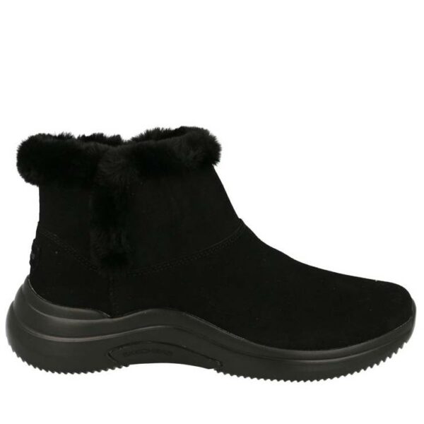 Botín de la marca Skechers, modelo 144250 en color negro. Botín tobillero de piel de ante suave y cuello con forro de pelo sintético. Parte superior tratada con Scotchgard resistente al agua y a las manchas. Media suela Ortholite para gran comodidad. Sin cierres.