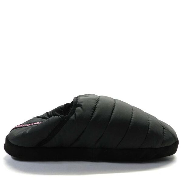 Zapatillas de casa mujer de la marca Napapijri modelo Plume en color negro. Zapatillas cerradas en textil  con acolchado especial y relleno suave. Suela engomada y reforzada. Proporcionan gran apoyo y comodidad.