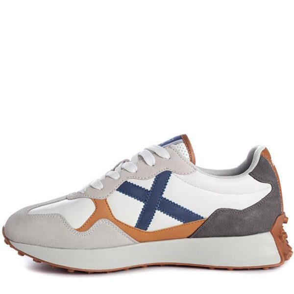 Zapatillas de la marca Munich, modelo Road 06 en color blanco. Zapatillas deportivas elaborada en combinación de materiales como serraje, nobuck y PU soft touch. Diseñada en blanco, con detalles en azul, gris y naranja. Cierre de cordones.