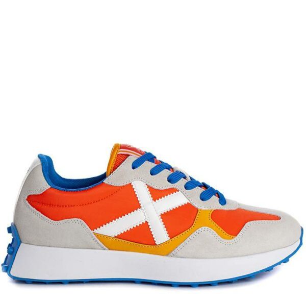 Zapatillas de la marca Munich, modelo Road 10 en color naranja. Zapatillas deportivas elaborada en combinación de materiales como serraje, nobuck y PU soft touch. Diseñada en naranja con detalles en ocre, azul y blanco. Cierre de cordones.