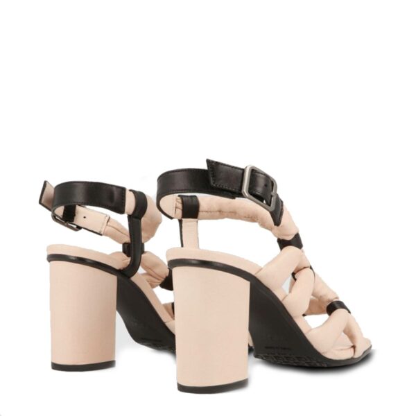 Sandalia de la marca Lodi, modelo Gamboa de color Ecru. Sandalia con tiras tubulares entrelazadas y cierre mediante hebilla. Un diseño confeccionado con tacón de 8.5 cm de altura. Interior forrado en piel. Incluye planta new gel para mayor comodidad en todas tus pisadas. Fabricado en España.