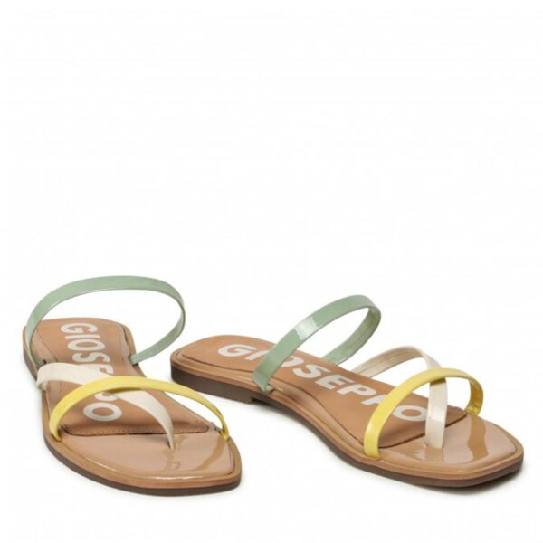 Sandalia de la marca Gioseppo, modelo Aztec en color beig. Sandalia plana de piel con tiras finas en colores pastel. Plantilla de piel acolchada con látex. Suela flexible muy cómoda.