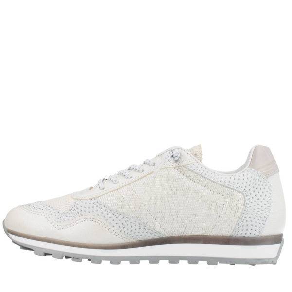 Zapatillas de la marca Cetti, modelo C-848 SRA en color blanco. Zapatilla deportiva elaboradas en piel multi tonos blancos, con plantilla acolchada extraíble, suela flexible de 2 cm de altura y cierre de cordones elásticos.