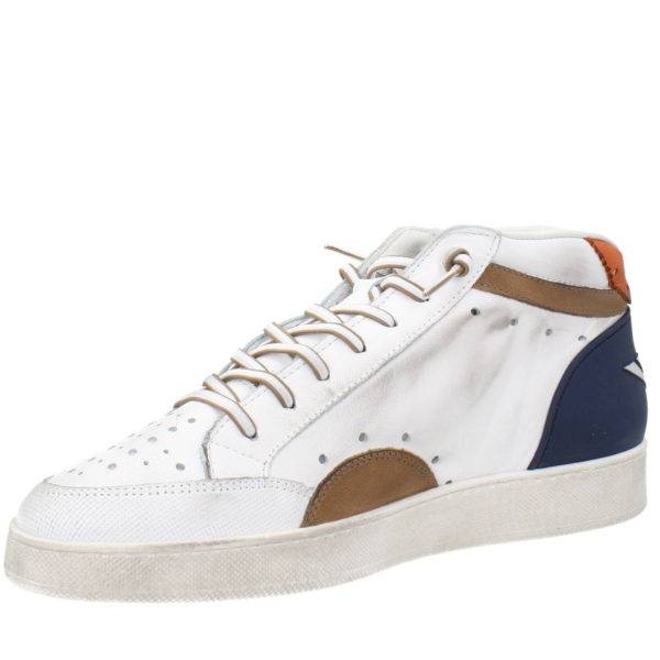 Zapatillas de la marca Cetti, modelo C1267 en color blanco. Zapatilla deportiva semi abotinada en piel napa envejecida blanca con detalles en azul y marrón. Logotipo en lateral en naranja. Suela de goma antideslizante y cierre con cordones ajustables.