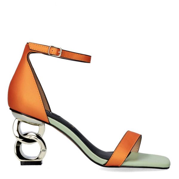 Sandalia de la marca Exe, modelo Lilian-055 en color naranja. Sandalia de tacón bajo con cierre de hebilla al tobillo. Esta sandalia de material sintético combina el color naranja y verde con su tacón dorado de formas circulares. Altura del tacón de 7,5 cm. Su plantilla es de piel.