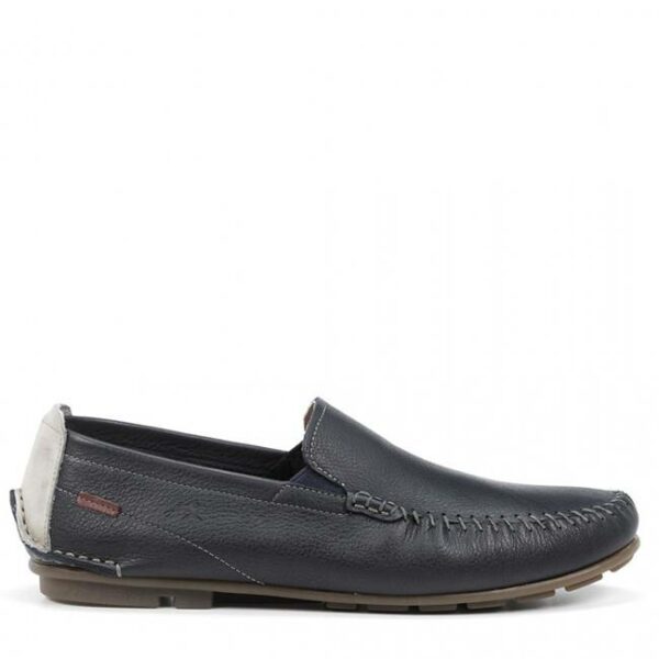 Mocasín para hombre de la marca Fluchos, modelo F1173 en color azul. Mocasines slip on elaborado en piel azul oscuro con detalle en contraste en la parte del talón y detalle cosido en el contorno. Tecnología Dynergy Max para mayor flexiblidad y comodidad. Plantilla interior extraíble. Cierre con elásticos y suela de goma.