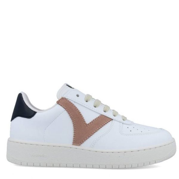 Zapatillas de la marca Victoria, modelo Siempre. Zapatillas deportivas de piel de color blanco, con logo en el lateral en color nude y puntera perforada para favorecer la transpiración. Suela gruesa de gran comodidad.