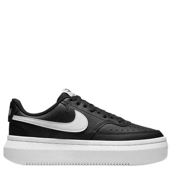 Zapatillas de la marca Nike, modelo Court Vision Alta en color negro. Zapatillas deportivas en piel negra duradera con perforaciones en la puntera. Mediasuela de espuma elevada, lengüeta ultraacolchada para mayor comodidad. Suela de goma con plataforma.