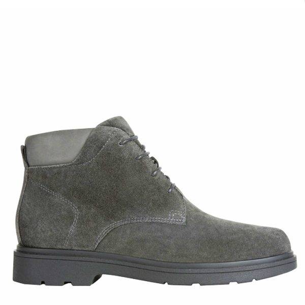 Botín de hombre de la marca Geox, modelo Spherica EC1 en color gris. Botín bajo tipo desert de piel serraje y cordones encerados redondos. Suela tecnológica que ofrece una elevada transpirabilidad, amortiguación y absorción de impactos. Acabado acolchado para mayor comodidad.