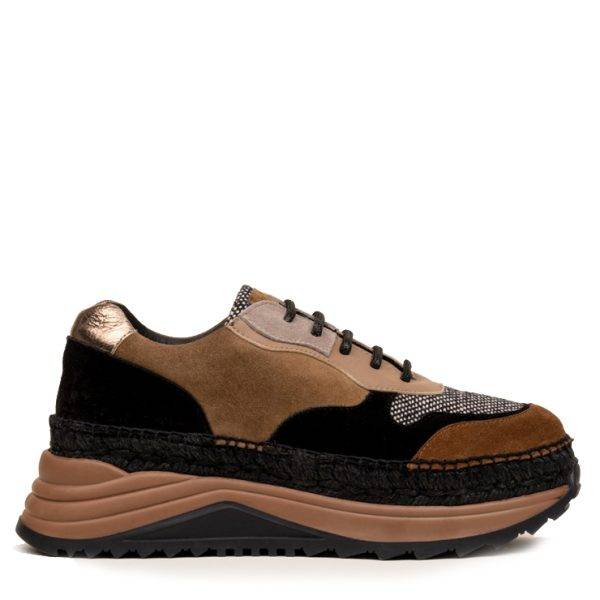 Zapatillas de la marca Gaimo modelo Olivia en color chocolate. Zapatillas deportivas en combinación de pieles y tejidos en tonos marrones. Cierre mediante cordonera, plantillas acolchadas y yute 100% ecológico con maxi suela de goma de 6 cm de altura. 