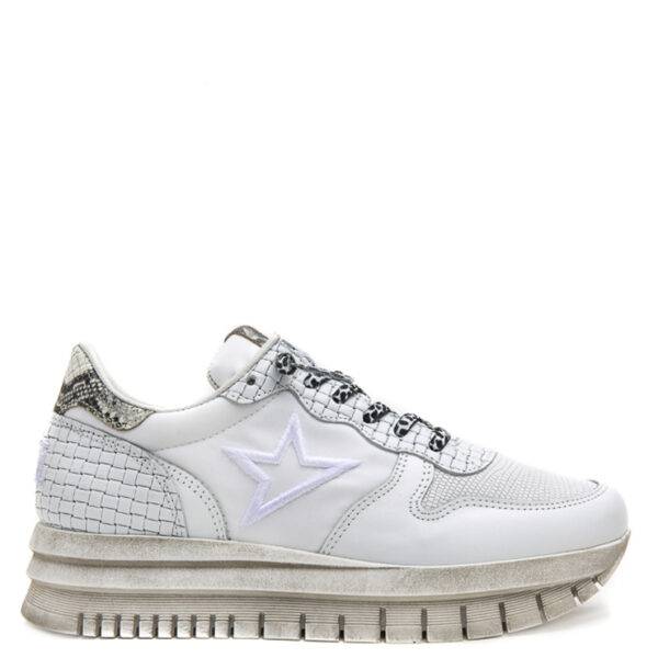 Zapatillas de la marca Cetti, modelo C-1301 SRA en color blanco. Zapatilla deportiva con plataforma elaborada en piel en combinación de materiales. Cierre con cordones y logo de estrella en el lateral.