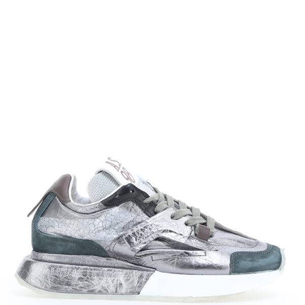 Zapatillas de la marca AS98 modelo A80105 en color plata. Zapatillas deportivas elaboradas en piel suave con acabados laminados. Suela de 6cm de goma y piel de curtido vegetal. Cierre con cordones y detalle de logo en la lengüeta.