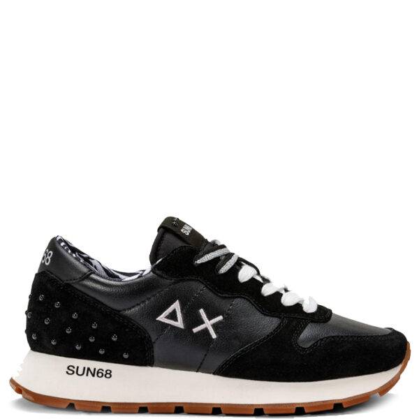 Zapatillas de la marca AX Sun modelo Z43206 en color negro. Zapatillas deportivas elaboradas en piel y ante. Detalle en contraste con tachuelas y logo en la parte trasera. Plantilla interna extraíble. Suela de goma bicolor de 4 cm de altura.