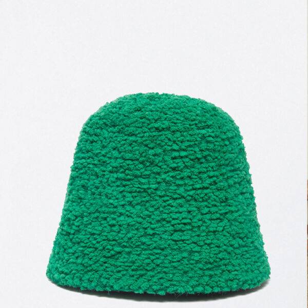 Gorro de la marca Surkana modelo 33YITA521 en color verde. Gorro tipo bucket de punto liso ajustable.