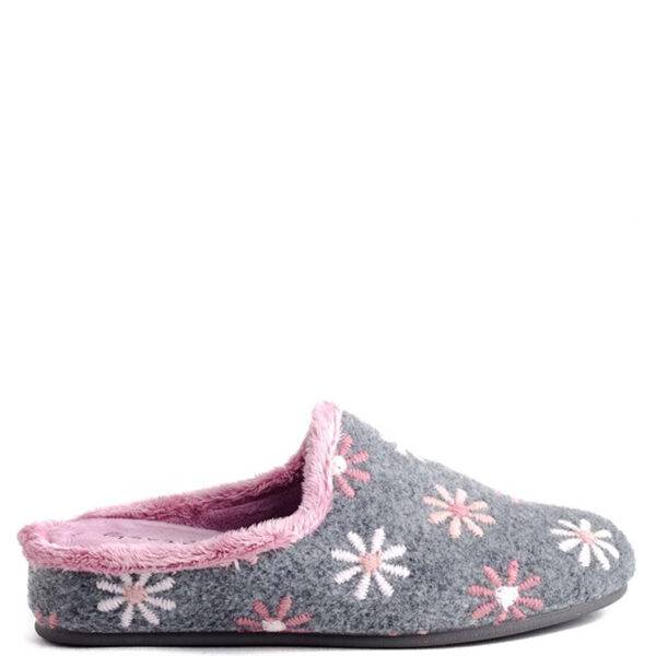 Zapatillas de la marca Garzón modelo 12000.581 en estampado de flores. Zapatillas de casa destalonadas en paño aterciopelado, suela de goma ligera con cuña de 3 cm. Forro y planta en material textil. Plantilla extraíble.