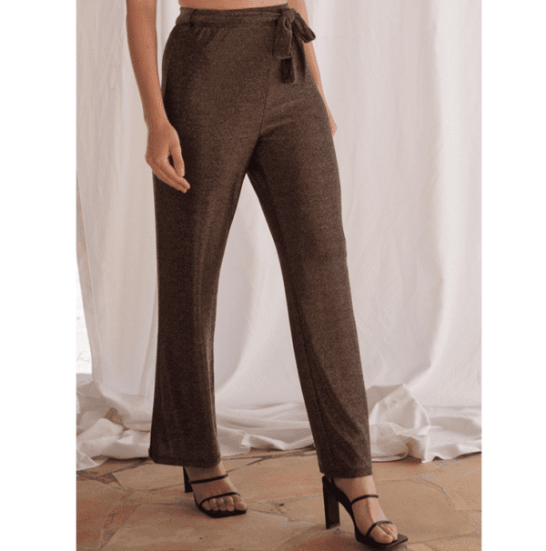 Pantalón de la marca HBT modelo Lennon en color oro. Pantalón largo confeccionado en mezcla de lúrex dorado y poliamida italiana. Lurex dorado en el exterior mientras que el interior está forrado de poliamida un look elegante y cómodo. Corte amplio y cintura alta, resaltando perfectamente tu figura. 