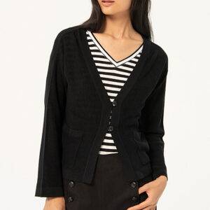 Chaqueta de la marca Surkana modelo 514BACO337 en color negro. Chaqueta tipo cárdigan corto de tricot. Elaborado en tejido liocell, suave y elástico. Cierre de botones. Bolsillo de parque en la parte delantera. 