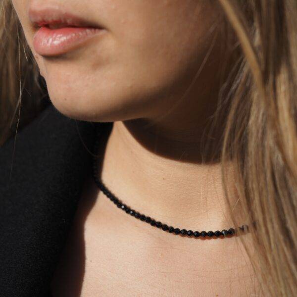 Collar de piedras brillantes de color negro. Cierre ajustable. Perfecto para combinar con otros collares.