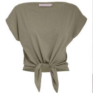 Camiseta de la marca Desires modelo DE8081 en color Verde. Camiseta en algodón orgánico. Manga corta. Detalle de nudo en el bajo.