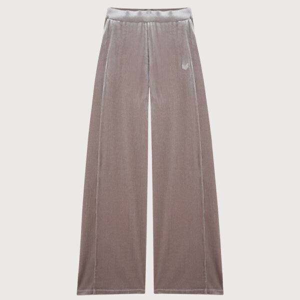 Pantalón de la marca HBT modelo Chloe en color Taupe Pantalón ancho elaborado en poliamida y elastano. Corte fluido. Terciopelo brillante. Bordado de espiga en los bolsillos.