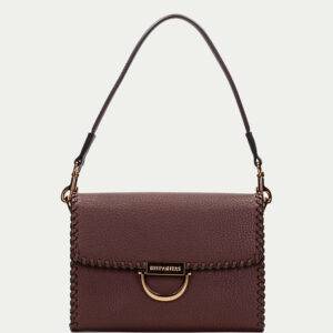 Bolso de la marca Hispanitas modelo BI254148 en color Avellana. Bolso hobo en PU. Cierre de solapa magnético. Correa extensible. Bolsillo interno con cierre de cremallera. Medidas: 24x18x9 cm.